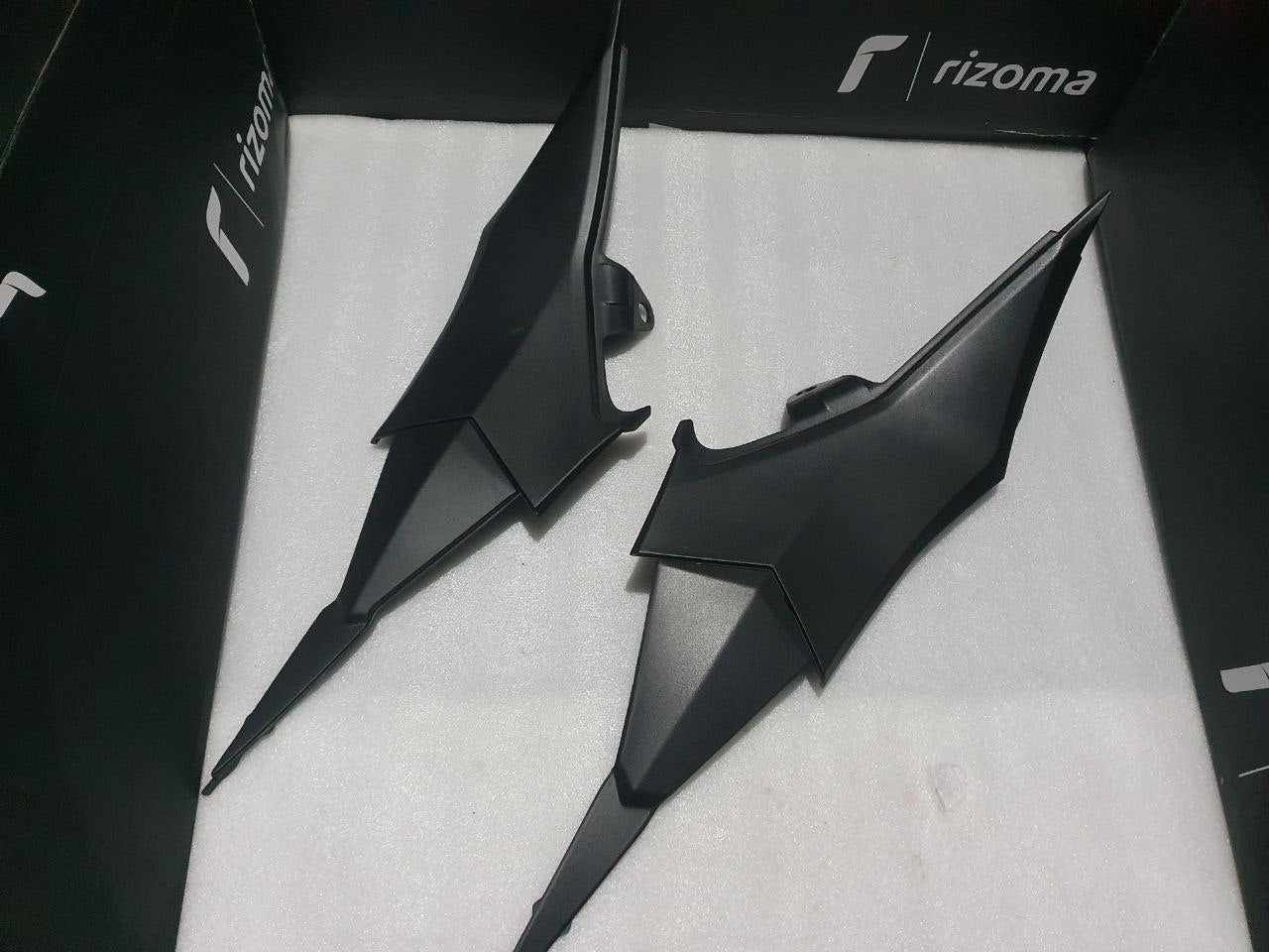 Les panneaux latéraux de siège en cuir de moto pour kawasaki Z800 avec revêtement d'aspect peint en carbone en 2013 2014 2015