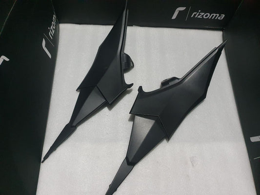 Les panneaux latéraux de siège en cuir de moto pour kawasaki Z800 avec revêtement d'aspect peint en carbone en 2013 2014 2015