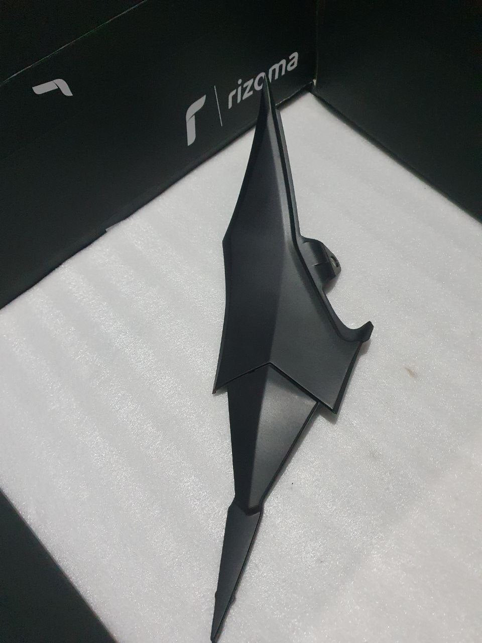 Les panneaux latéraux de siège en cuir de moto pour kawasaki Z800 avec revêtement d'aspect peint en carbone en 2013 2014 2015
